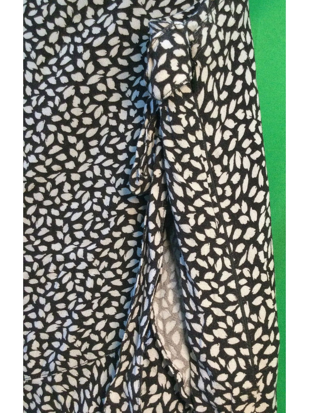 Abercrombie & Fitch - New with Tag Black/White Leaf Print Ladies Skirt - Size XL - The Kennedy Collective Thrift - 